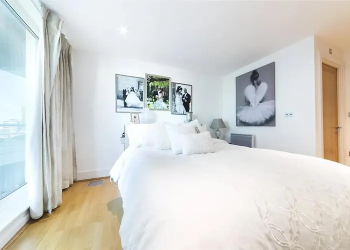 Panoramic Riverside Facing - 2 Bed - 2 Bath - 2 Balconies - In London Nine Elms