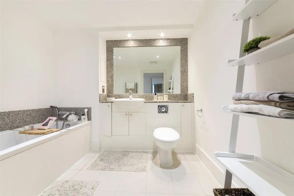 Panoramic Riverside Facing - 2 Bed - 2 Bath - 2 Balconies - In Nine Elms * Londra